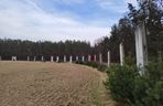 Największa kolekcja muru berlińskiego jest pod Wrocławiem. Na polu ustawiono kilkadziesiąt żelbetowych płyt z NRD