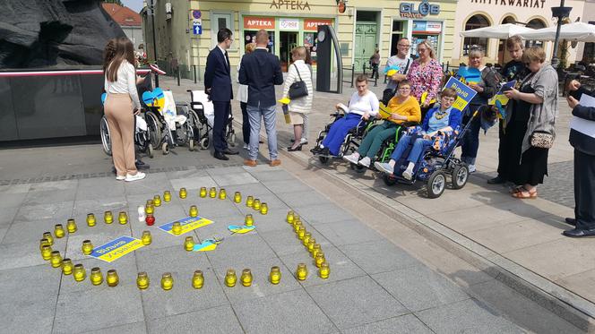 Marsz milczenia w Bydgoszczy. Mieszkańcy oddali hołd niepełnosprawnym Ukraińcom