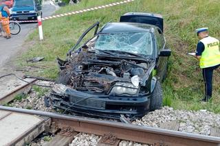 BMW wjechało w pociąg. Wiadomo, czemu kierowca się ulotnił