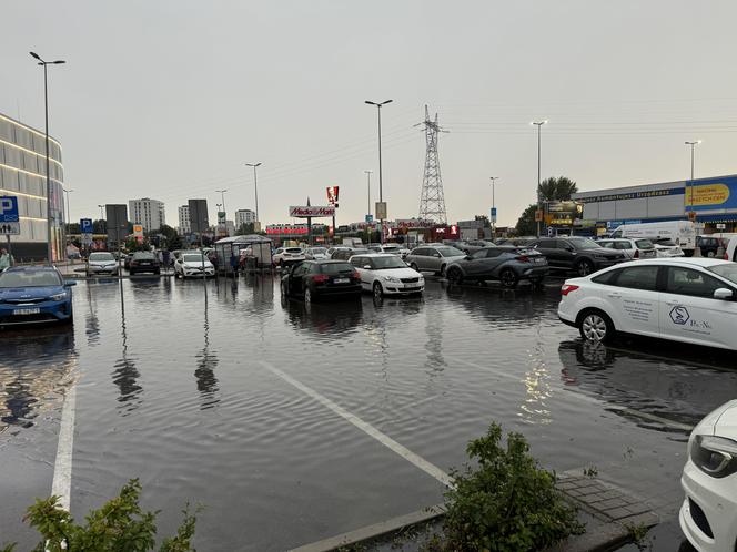 Potężna nawałnica nad Warszawą. Spadły hektolitry deszczu!