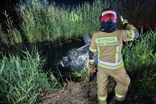 Z wody wystawały tylko koła