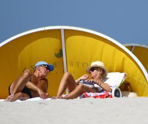 Jan Englert z żoną i ćorką w Juracie