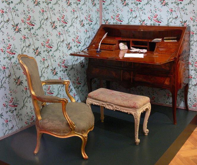 Styl Ludwika XV: fotel, taboret, sekretera