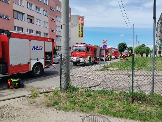 Policja ustala przyczyny pożaru w Górze. Paliło się poddasze budynku wielorodzinnego