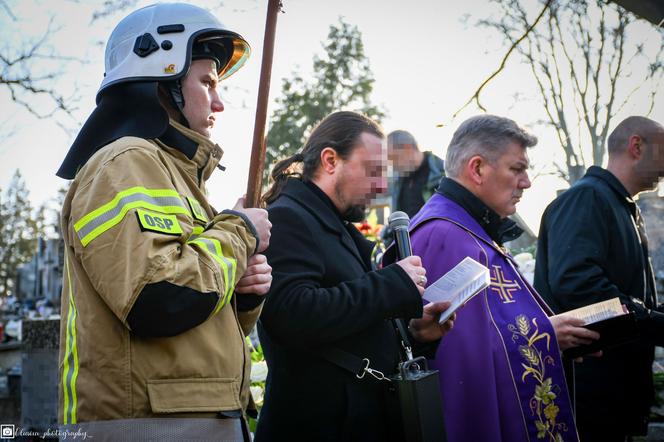 Tłumy na pogrzebie Pawła. Dziennikarz i druh OSP spoczął na cmentarzu we Włocławku