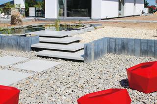 Schody wiszące zewnętrzne z płyt betonowych - szybki sposób na budowę efektownych stopni ogrodowych