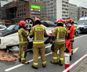 Zderzenie czterech aut na Mokotowie. Toyota wylądowała na dachu!