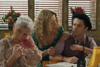 Barwy szczęścia, odcinek 3180. Krystyna (Hanna Bieluszko), Żabcia (Hanna Klepacka), Broda (Andrzej Popiel)