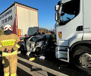 Wstrząsający wypadek pod Żyrardowem. Skoda zmiażdżona między dwoma tirami