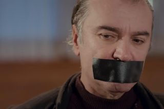 Miłość i nadzieja. Suat traci przytomność po ciosie zadanym przez Yildiz!