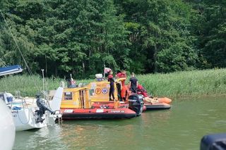 Tragedia na Szlaku Wielkich Jezior. Mężczyzna utonął w jeziorze, a dziecko trafiło do szpitala