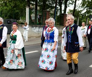 Korowód dożynkowy w Kostuchnie