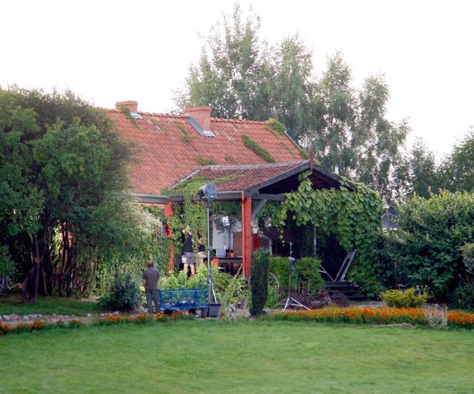 Serialowy "Dom nad rozlewiskiem" jest prawdziwy. Zobacz zdjęcia z planu