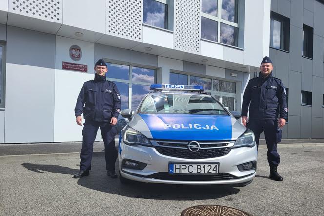 Policjanci eskortowali kobietę w zaawansowanej ciąży do szpitala w Toruniu