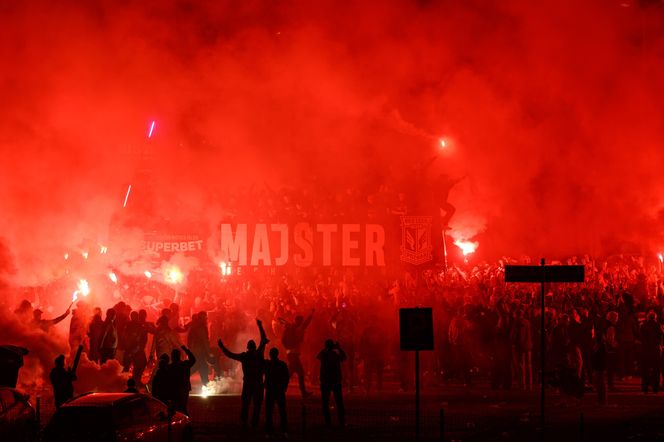 Szalona noc w Poznaniu. Tak Lech świętował dziewiąte mistrzostwo Polski 