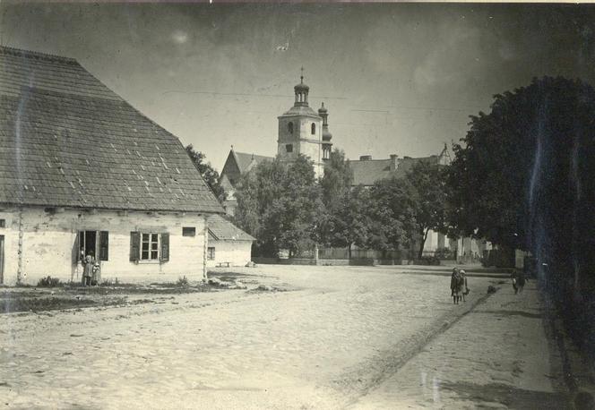 Wąchock widok na zabudowę miejską oraz klasztor, brak autora i daty