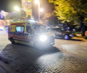 Nastolatka rzuciła się na ratowników. Wulgaryzmy, kopniaki i uderzenie w twarz