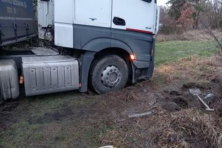 Tir zakopał się w błocie