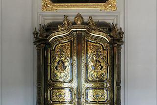 Szafa w stylu Ludwika XIV. Mebel zdobiony markieterią Bulle'a.