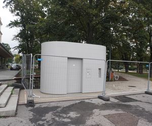 Toaleta publiczna za 484 tys. złotych na Skwerze Gwary Warszawskiej w stolicy