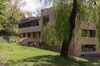 Zapomniany projekt Romualda Gutta wciąż stoi w Wilnie i ma się świetnie. To dawna szkoła powszechna im. Piłsudskiego