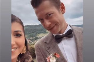 Aleksander Zniszczoł z żoną na ślubie Justyny Żyły