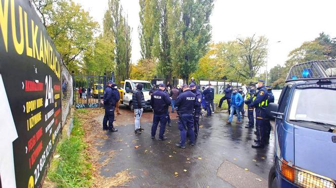 Policja przed stadionem Skry. Siłowe przejęcie 