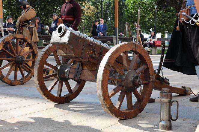 Salwy armatnie w centrum Lublina. Tak wyglądała inscenizacja historyczna na pl. Litewskim