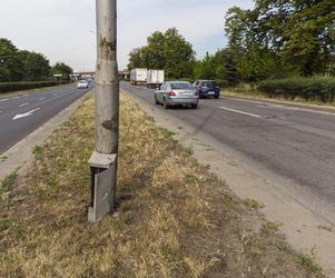 Koszmar na we Wrocławiu. Samochód uderzył w latarnię i rozpadł się na dwie części