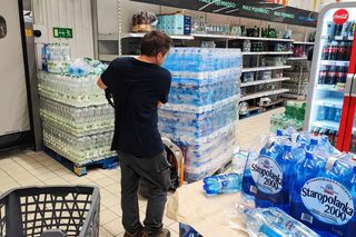 Wrocław. Panika na wrocławskim osiedlu. Ogromne kolejki w sklepach, zamknięte firmy