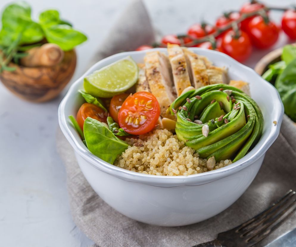 Dietetyczna sałatka z kurczakiem i awokado na komosie ryżowej