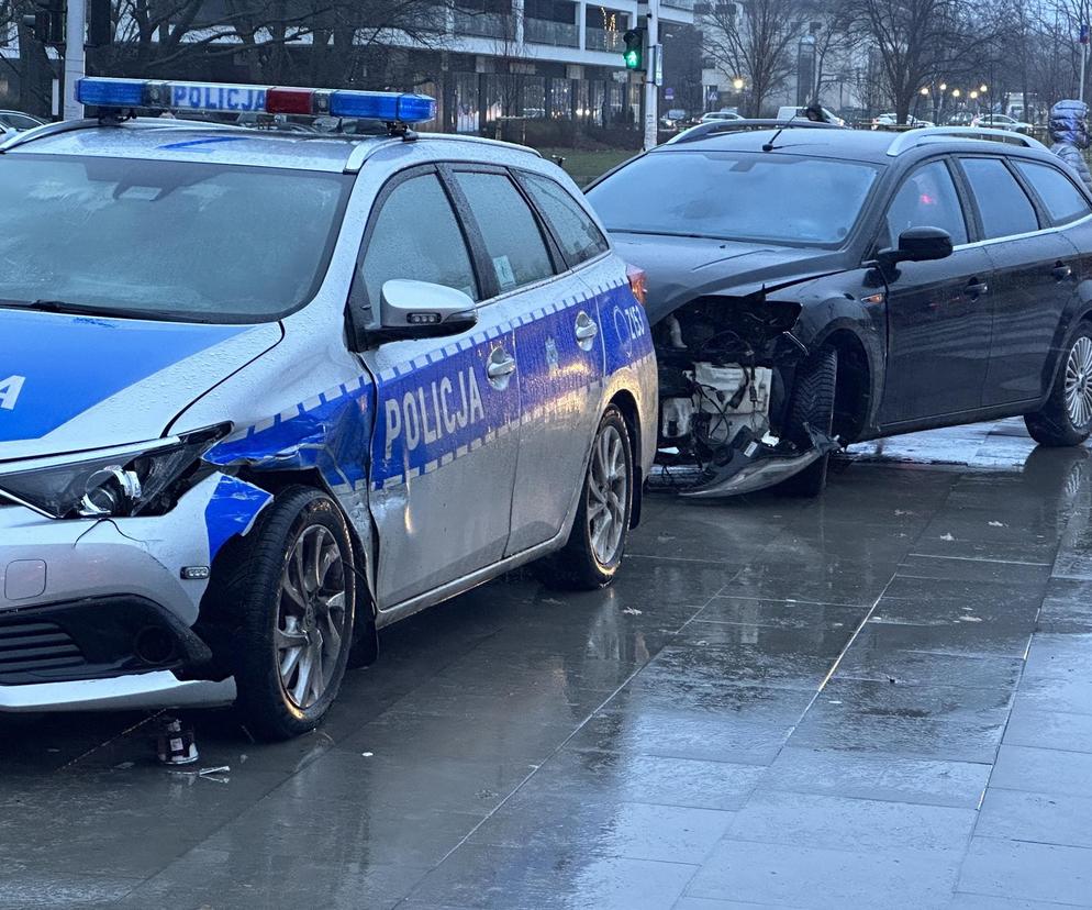 Dramatyczna interwencja w Warszawie. Policjant ranny w wypadku