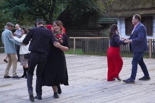 Jesienna potańcówka w lubelskim skansenie. To ostatnie takie wydarzenie w tym roku. Zobacz zdjęcia! 