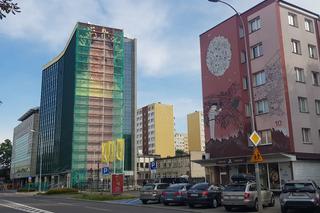 Kultowy mural Wyślij pocztówkę do babci wraca do Białegostoku. Zobacz postępy prac
