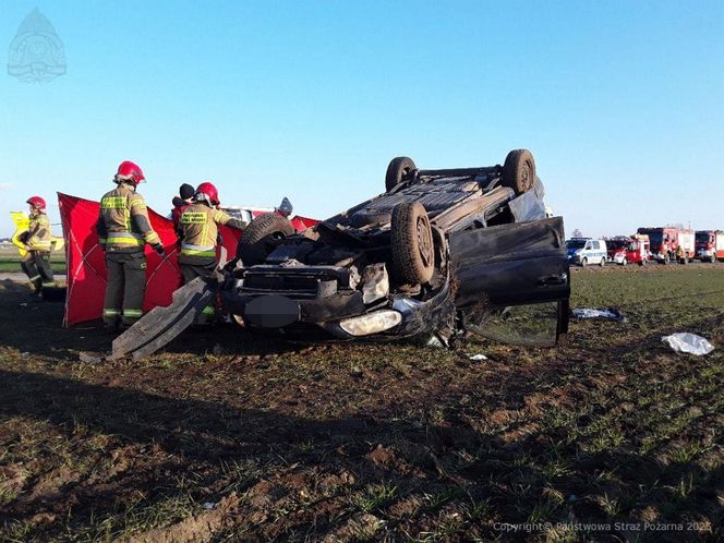 Śmiertelny wypadek pod Piotrkowem Trybunalskim. 69-latka nie żyje, kierująca dodgem i 16-latka ranne [ZDJĘCIA]