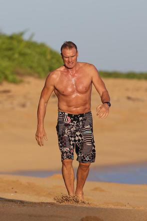 Dolph Lungren bez koszulki