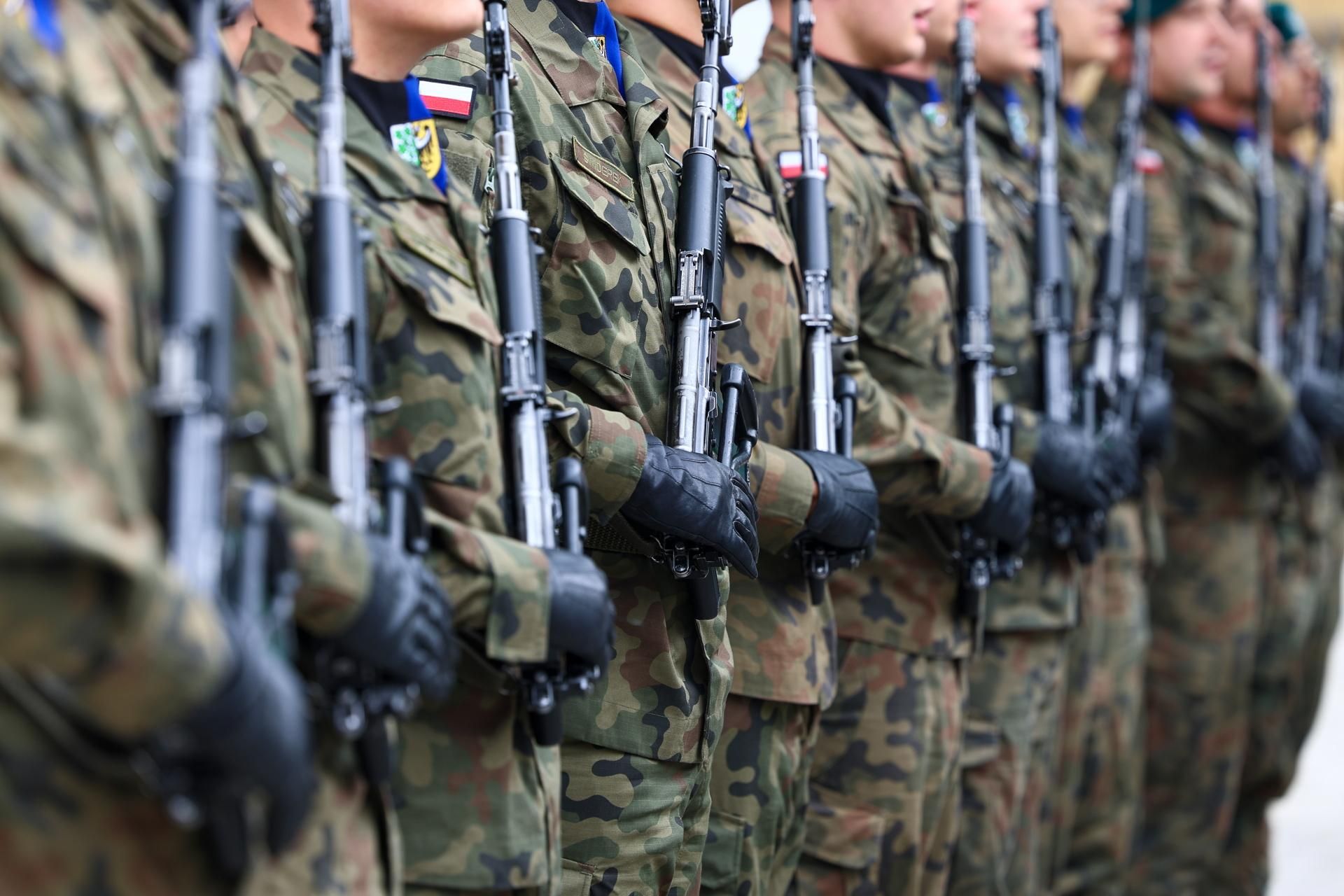 Powrót obowiązkowego poboru do wojska? smerfy są podzieleni, a eksperci sceptyczni. …