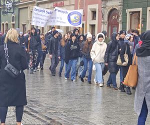 Polonez dla Fredry 2025 we Wrocławiu. Maturzyści zatańczyli na Rynku [ZDJĘCIA]