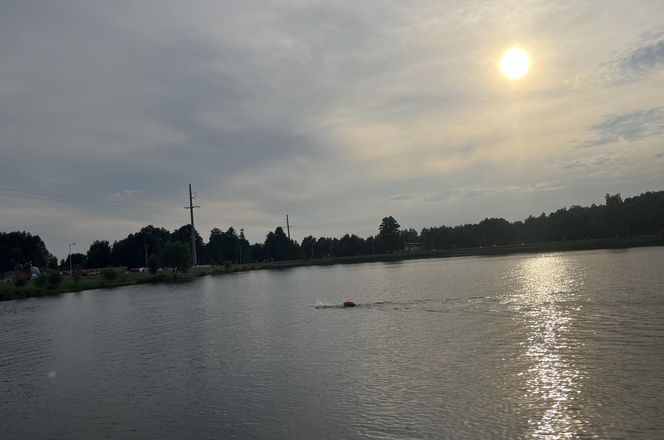 Damian płynie 100 km bez przerwy, aby pomóc Adasiowi!