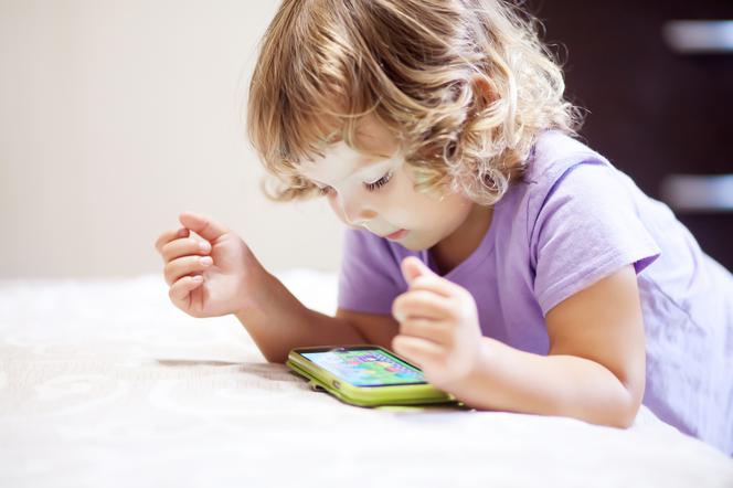 Oderwij dziecko od smartfona - 6 tricków specjalistów