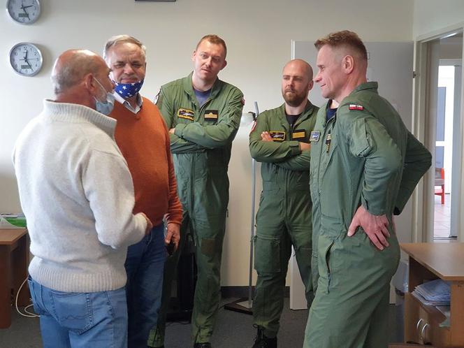Uratowani żeglarze podziękowali pilotom