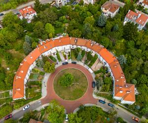 Warszawski Plac Słoneczny powstał jako zegar - godzinę miało pokazywać drzewo po środku. Zobacz zdjęcia małego osiedla