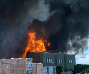 Potężny pożar w Tarnowie. Płonie hurtownia zniczy, na miejscu ponad 25 zastępów straży!