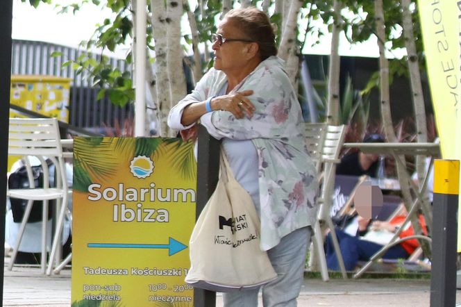 Grażyna Zielińska. Babka z "Rancza" kurzy jak smok