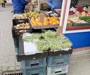 Ceny w markecie a na rynku. Czy jest różnica? Gdzie taniej kupisz warzywa i owoce