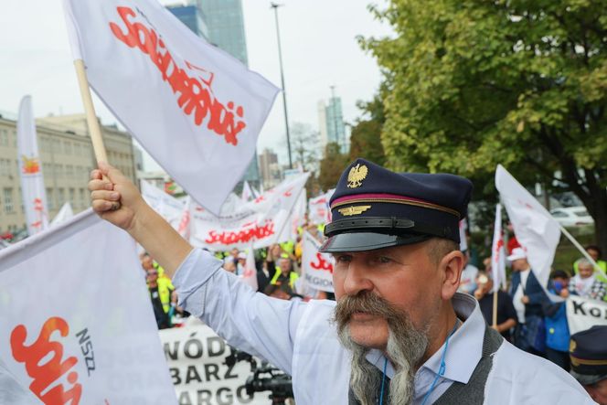 Protest związków zawodowych PKP Cargo i Poczty Polskiej w Warszawie