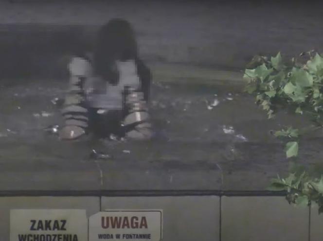 "Rusałka" ochoczo pluskała się w fontannie. Figle nie skończyły się dobrze
