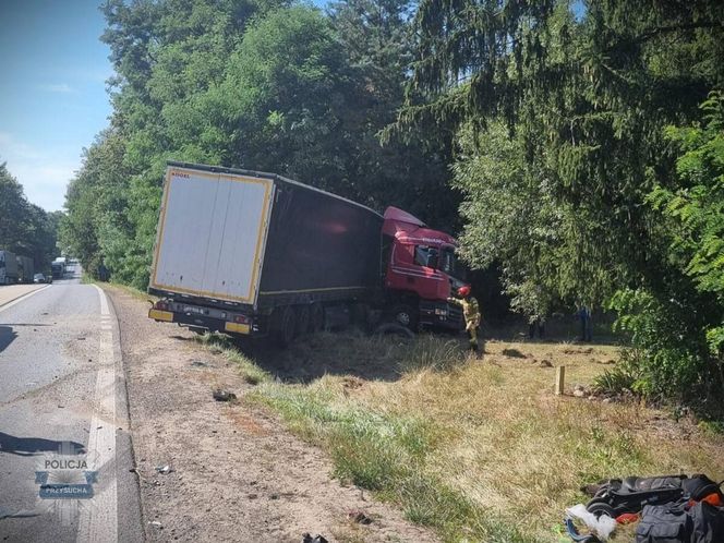 Dramat na drodze. 5 osób rannych pod Przysuchą. Tir roztrzaskał się z osobówką