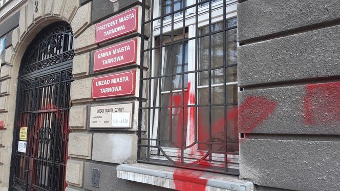 Budynek urzędu miasta w Tarnowie oszpecony!