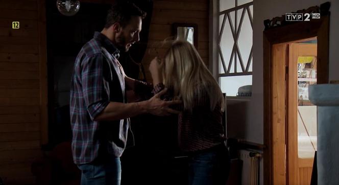 M jak miłość odc. 1447. Joasia (Barbara Kurdej-Szatan), Leszek (Sławomir Uniatowski)